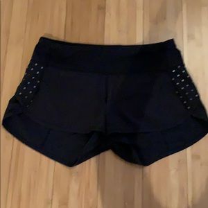 lululemon 2.5” speed up shorts!!